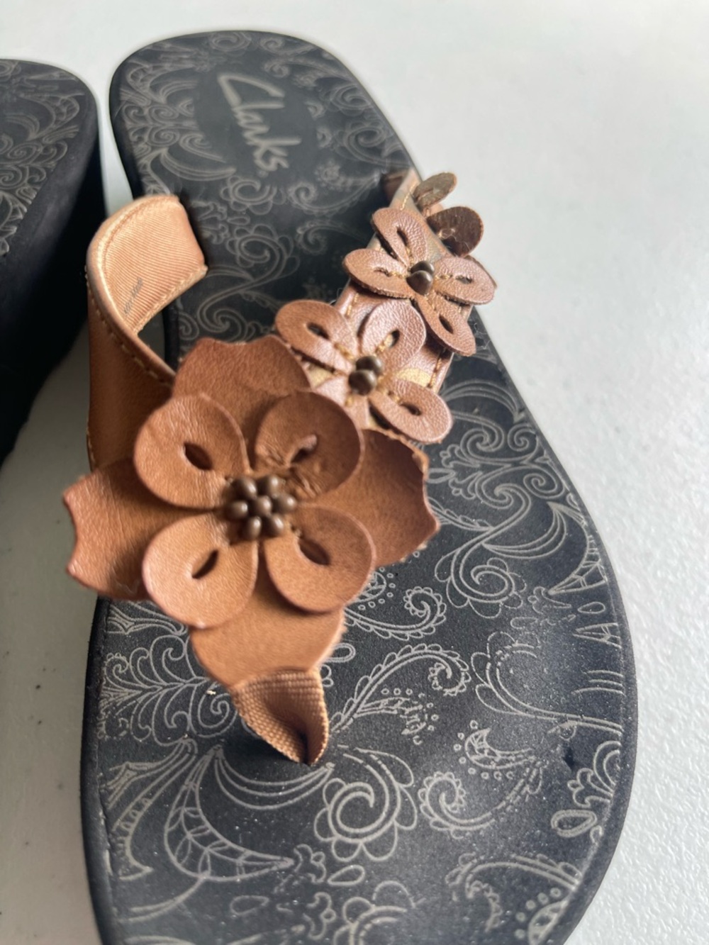 Clarks Size 5 Brown Floral Wedge Sandals Thong Comfort Shoes - Picture 6 of 10